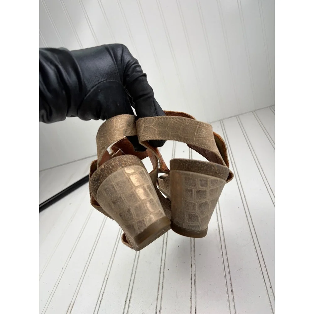 Taos Carousel 2 Metallic Gold Embossed Leather Wedge Sandals Women's Size 7-7.5